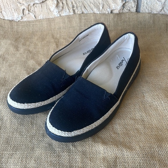 Trotters Black and Tan Mules - Picture 2 of 12